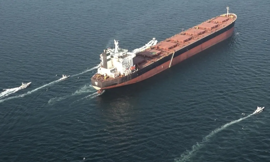 Tàu dầu liên quan Iran đi qua eo biển Hormuz bất chấp Mỹ áp phong tỏa