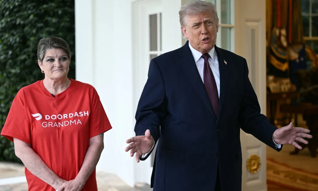 Nhân viên giao đồ ăn cho ông Trump bác tin đồn 'được thuê để diễn'