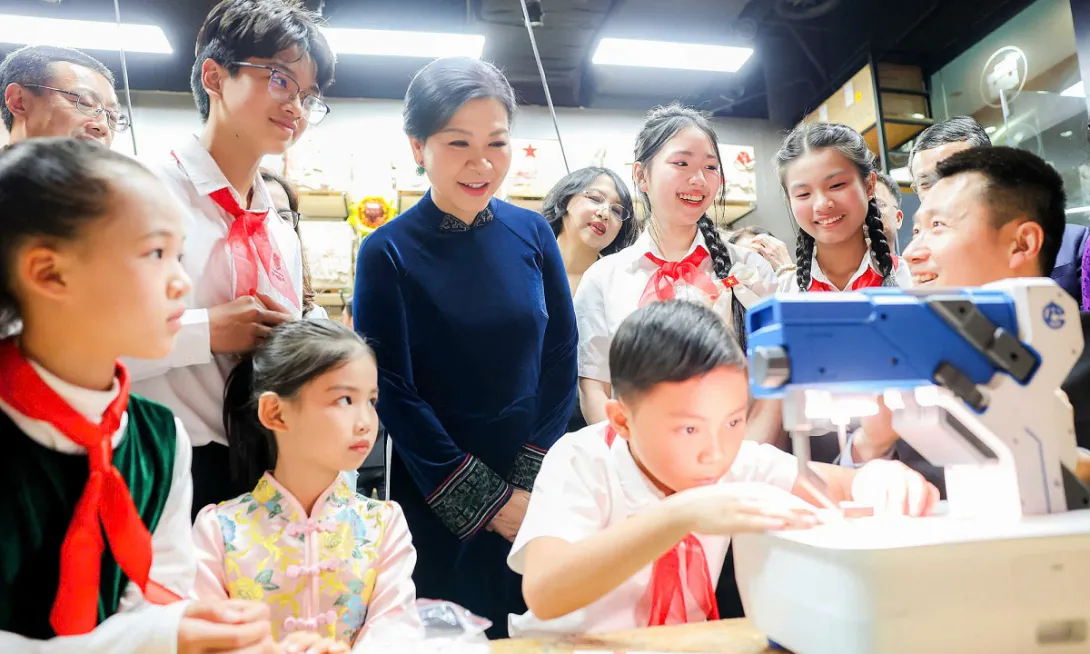 Phu nhân Tổng Bí thư, Chủ tịch nước thăm trung tâm Tống Khánh Linh