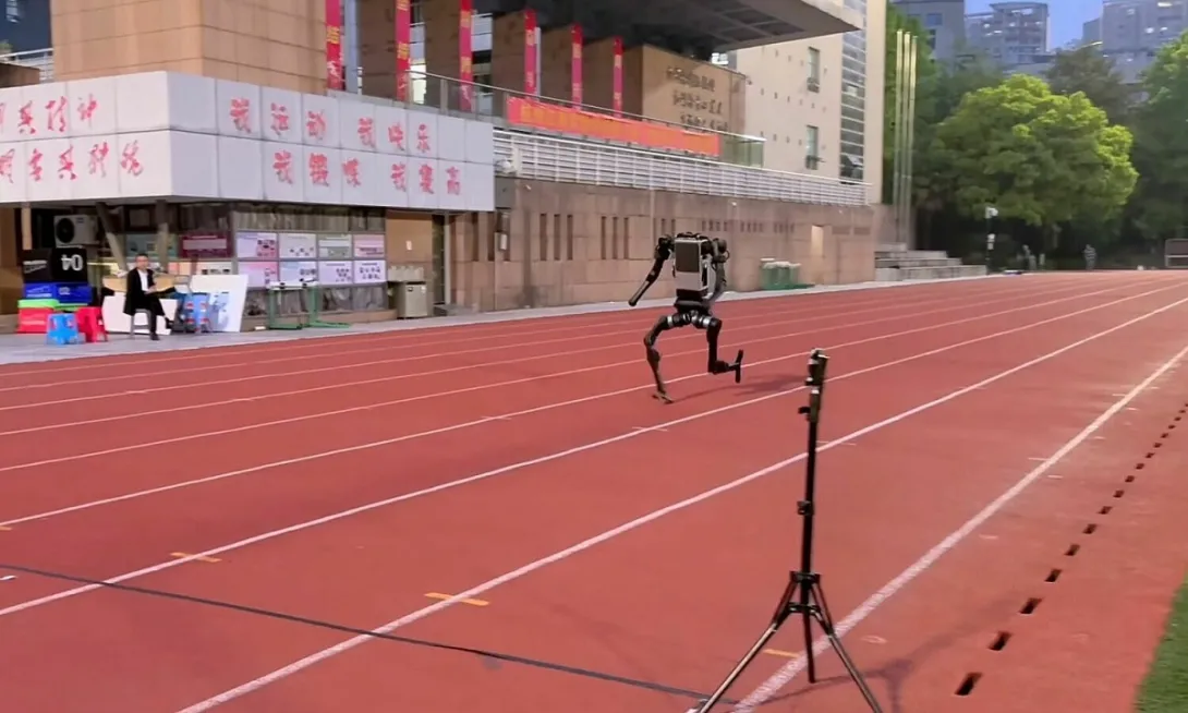 Robot hình người Trung Quốc tiến sát kỷ lục tốc độ của người